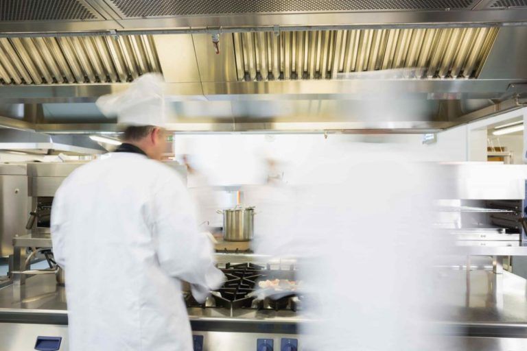 cuisiniers dans un restaurant