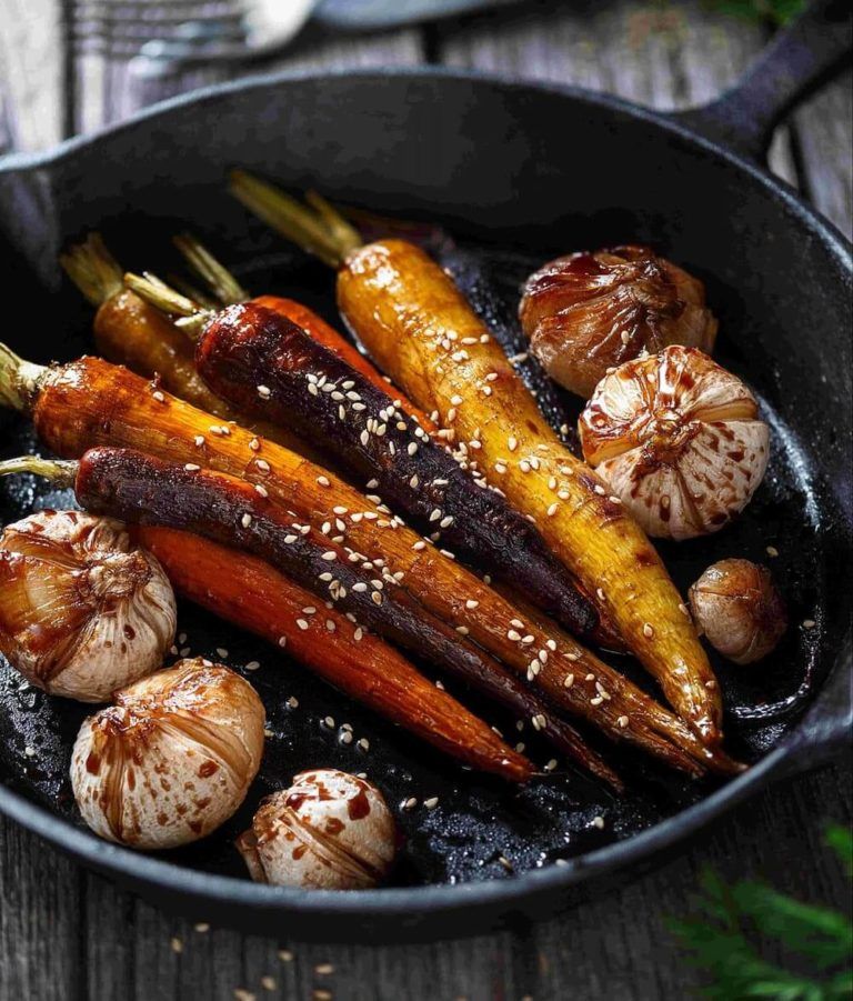 Carottes et ail dans une poêle