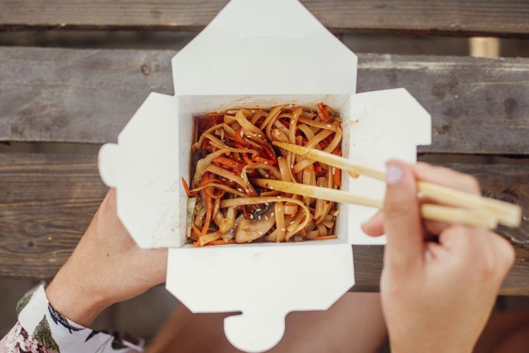 Wok de nouilles et de fruits de mer